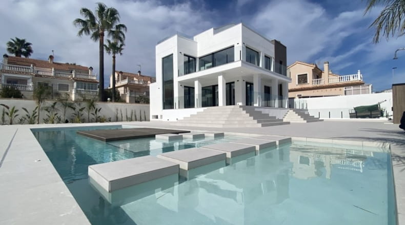 Nueva villa con jardín